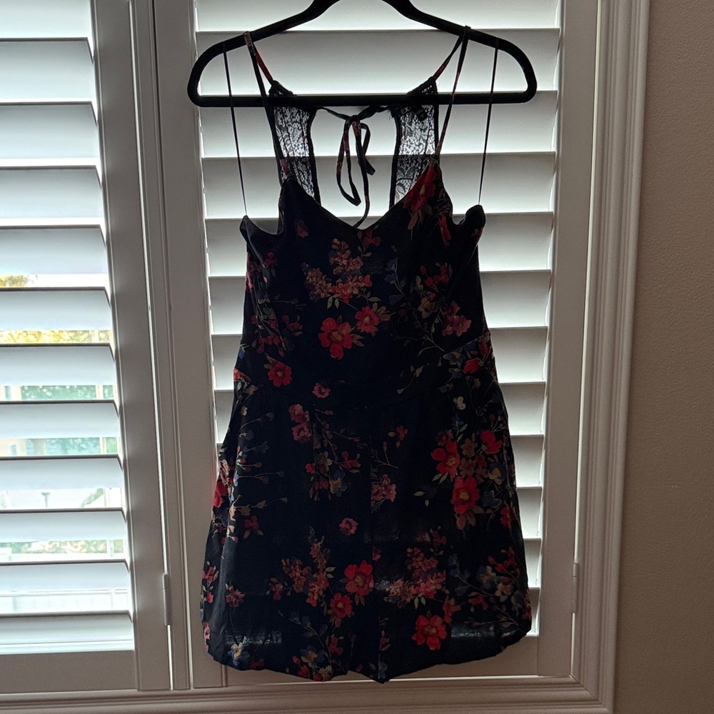 Express short jumper never worn size large had a zipper in the back.